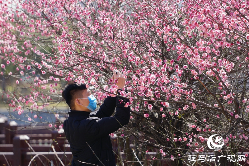 摘掉口罩，露出笑臉