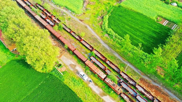 十多年的停運已經(jīng)讓這一列客車銹跡斑斑。