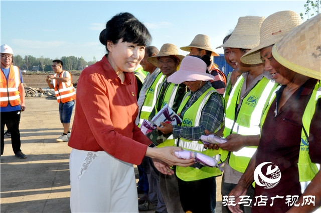 正陽(yáng)：夏日送清涼慰問(wèn)建設(shè)者