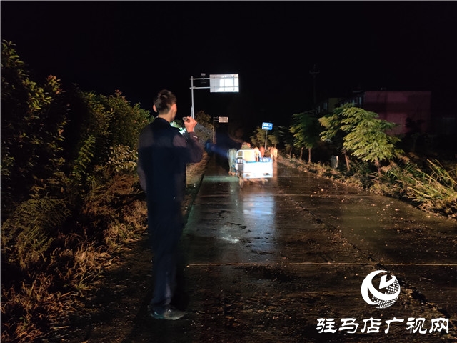 警民齊心冒雨尋牛，秋涼心卻暖