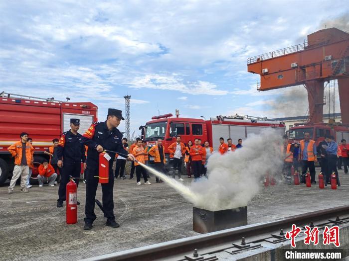 各地鐵路公安機(jī)關(guān)開展消防宣傳，擰緊“安全閥”