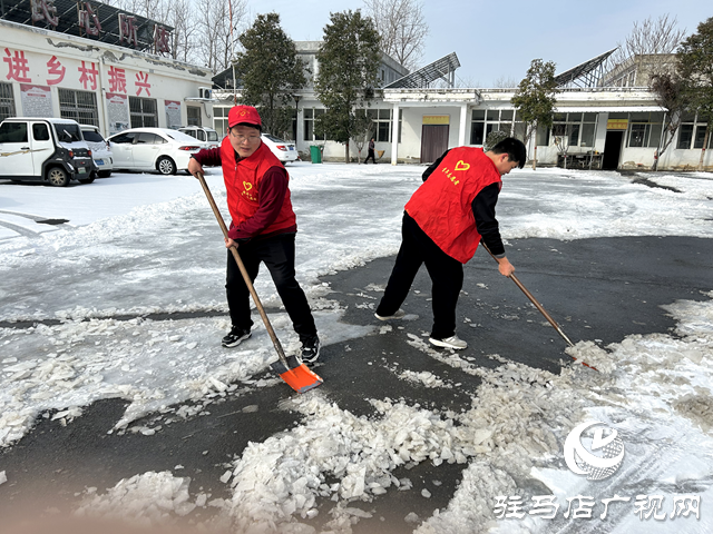 新蔡縣頓崗鄉(xiāng)團(tuán)委開展學(xué)雷鋒做好事掃雪除冰志愿服務(wù)活動(dòng)