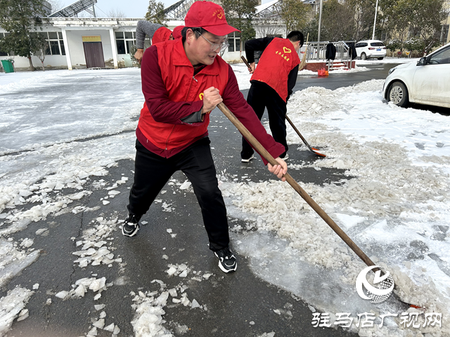 新蔡縣頓崗鄉(xiāng)團(tuán)委開展學(xué)雷鋒做好事掃雪除冰志愿服務(wù)活動(dòng)