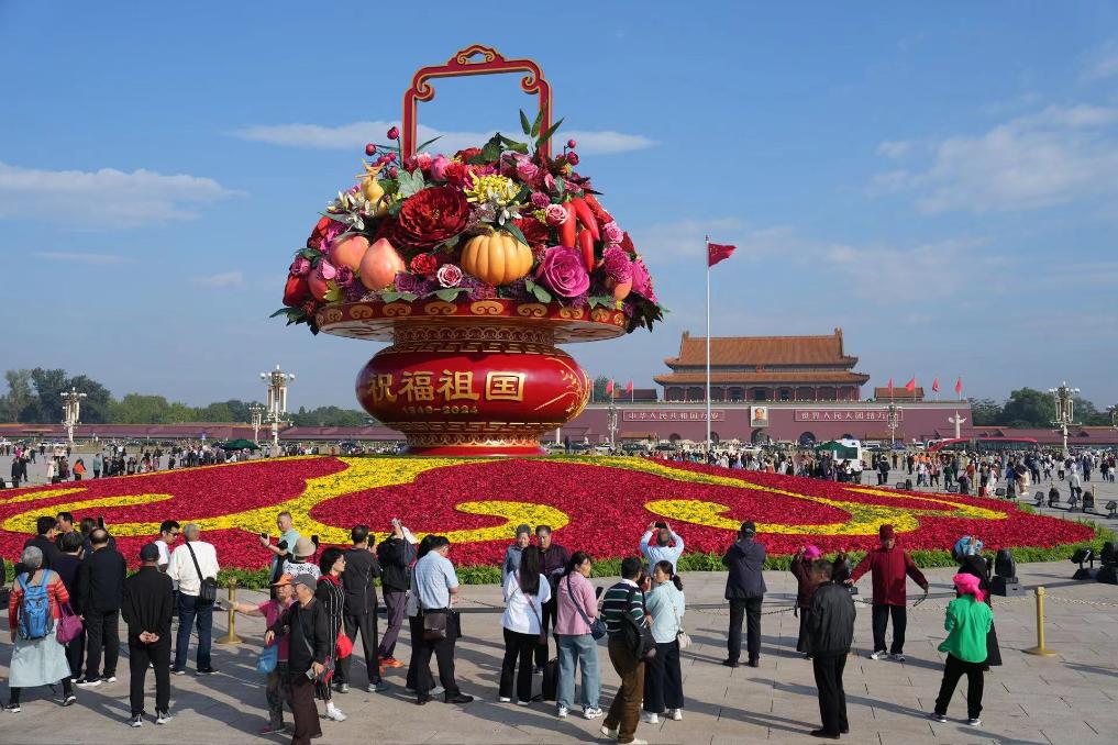 歲月流轉(zhuǎn)40載 國慶花壇里的時代發(fā)展印記