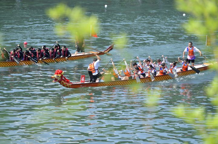 各民族一起來實現(xiàn)中華民族偉大復(fù)興的中國夢——以習(xí)近平同志為核心的黨中央推動鑄牢中華民族共同體意識紀(jì)實