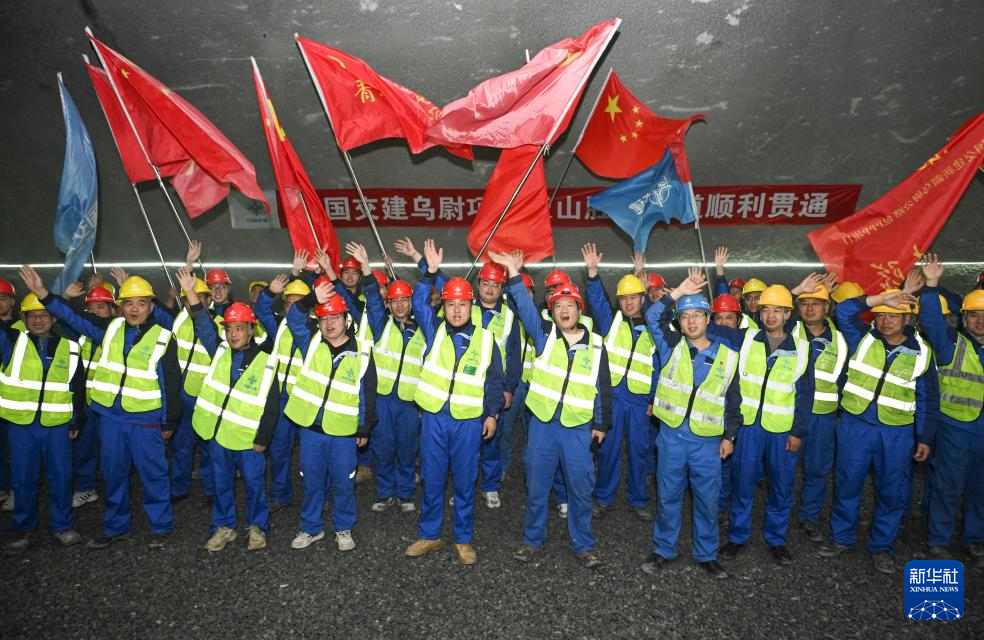 世界最長高速公路隧道——天山勝利隧道全線貫通