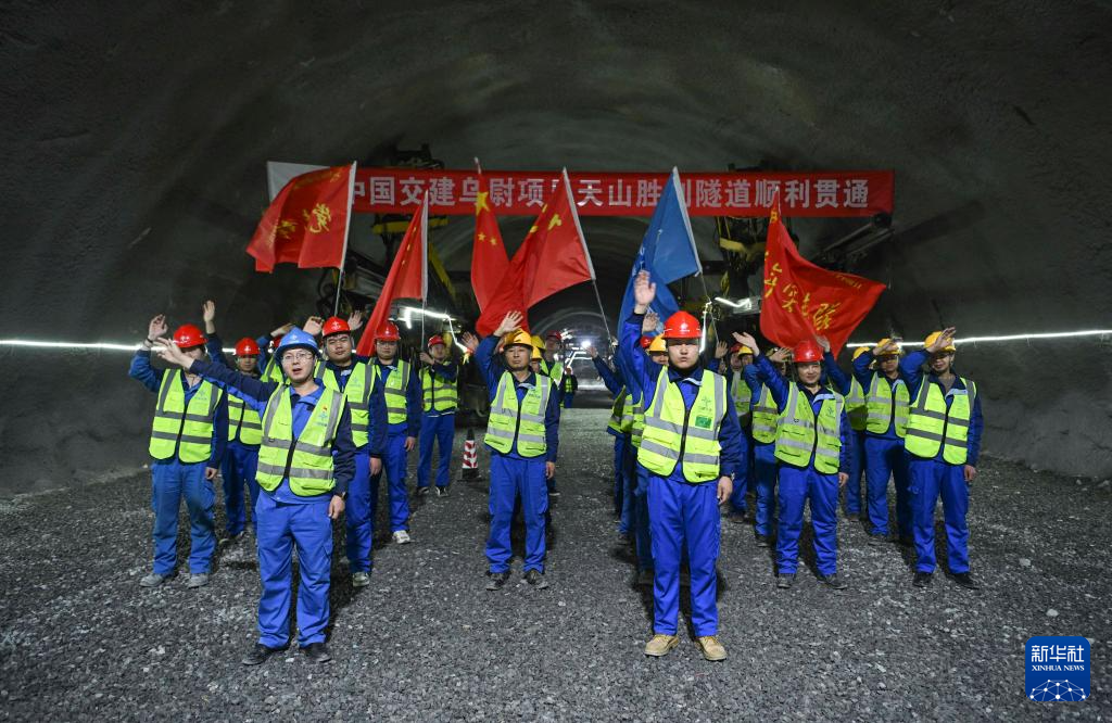 世界最長高速公路隧道——天山勝利隧道全線貫通