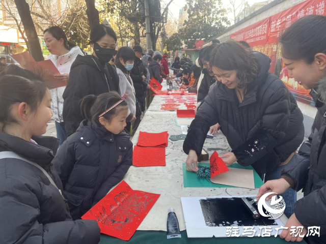 驛城區(qū)西園街道辦事處開展“書香傳文明 迎春納新福”義寫春聯(lián)活動