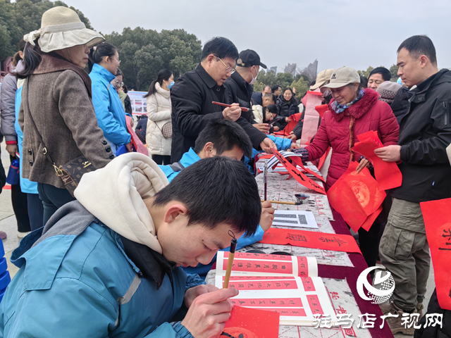 駐馬店市第四中學(xué)開展寫春聯(lián)剪窗花送祝福活動