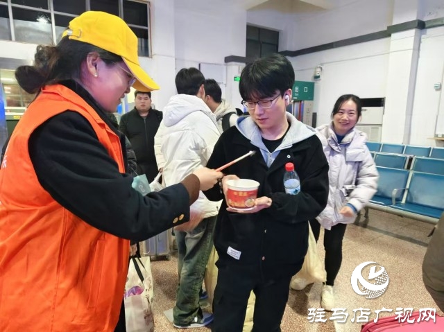 駐馬店車務段：送“福”送餃子 除夕夜鐵路人不打烊