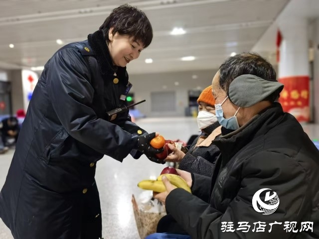 駐馬店車務段：送“福”送餃子 除夕夜鐵路人不打烊