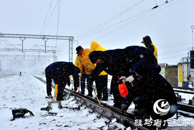 駐馬店車務段全力應對雨雪天氣服務旅客出行