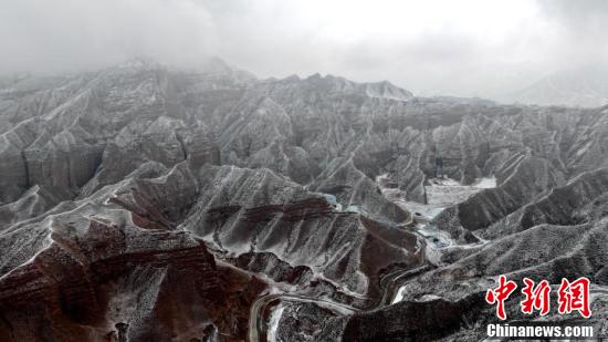 黃河上游春雪覆山巒 云山霧繞似水墨圖畫(huà)