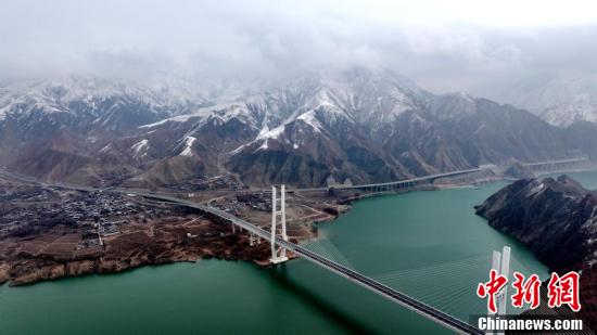 黃河上游春雪覆山巒 云山霧繞似水墨圖畫(huà)